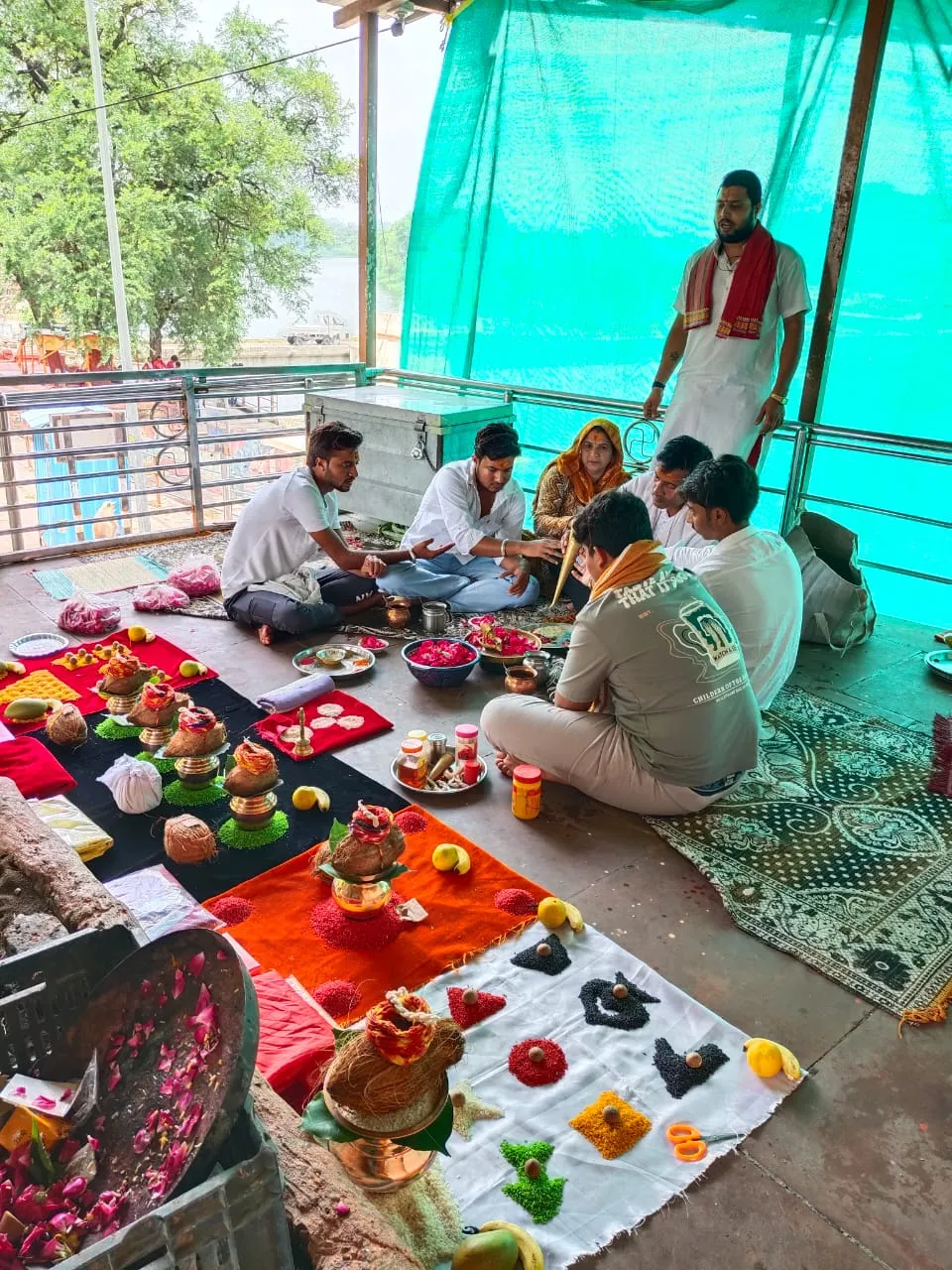 पंडित अनुष्ठान करते हुए